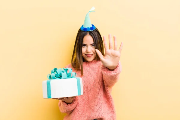 Pretty Hispanic Girl Smiling Looking Friendly Showing Number Five Birthday — Stock Photo, Image