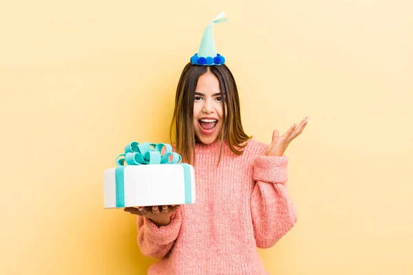 Menina Muito Hispânica Sentindo Feliz Surpreso Perceber Uma Solução Ideia — Fotografia de Stock