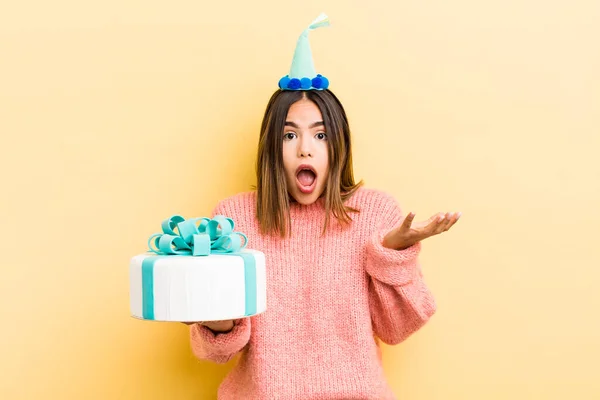 Pretty Hispanic Girl Feeling Extremely Shocked Surprised Birthday Concept — Stock Photo, Image