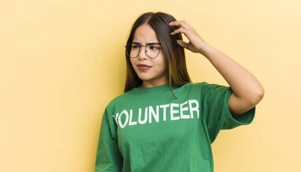 Jolie Fille Hispanique Sentant Perplexe Confus Tête Grattée Concept Écologie — Photo