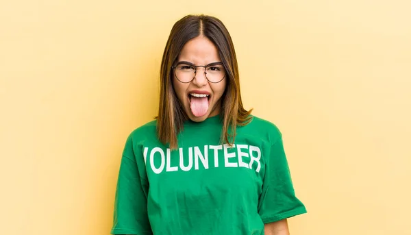 Chica Hispana Bonita Con Actitud Alegre Rebelde Bromeando Sacando Lengua — Foto de Stock