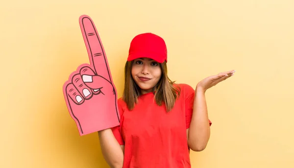 Hübsches Hispanisches Mädchen Das Sich Verwirrt Und Verwirrt Und Zweifelnd — Stockfoto