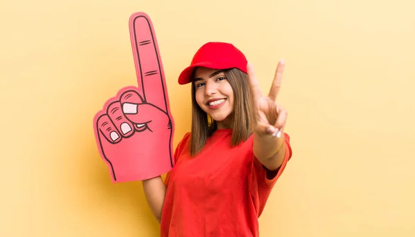 Menina Muito Hispânica Sorrindo Olhando Feliz Gesticulando Vitória Paz Conceito — Fotografia de Stock