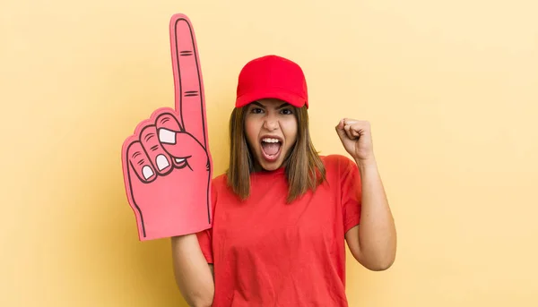 Hübsches Hispanisches Mädchen Das Schockiert Ist Lacht Und Erfolg Feiert — Stockfoto