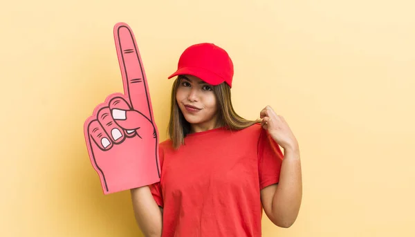 Hübsches Hispanisches Mädchen Das Arrogant Erfolgreich Positiv Und Stolz Aussieht — Stockfoto