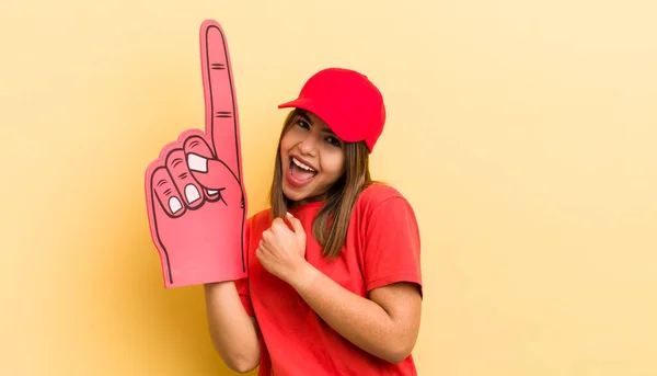 Hübsches Hispanisches Mädchen Das Sich Glücklich Fühlt Und Vor Einer — Stockfoto