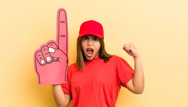 Hübsche Hispanische Mädchen Schreit Aggressiv Mit Einem Wütenden Gesichtsausdruck Einhand — Stockfoto