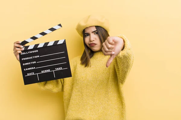 Menina Bastante Hispânica Sentindo Cruz Mostrando Polegares Para Baixo Conceito — Fotografia de Stock