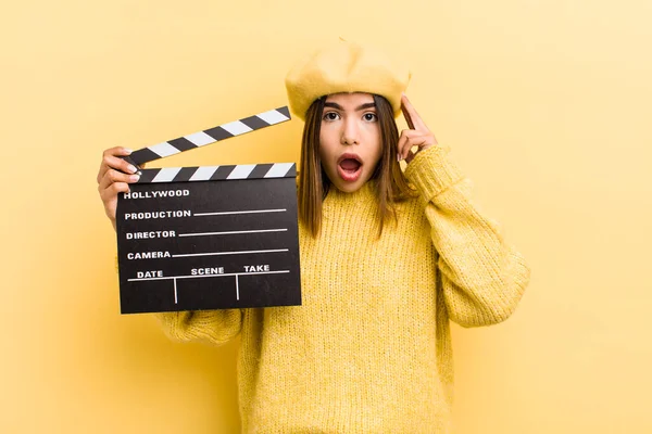 Menina Bastante Hispânica Olhando Surpreso Percebendo Novo Pensamento Ideia Conceito — Fotografia de Stock