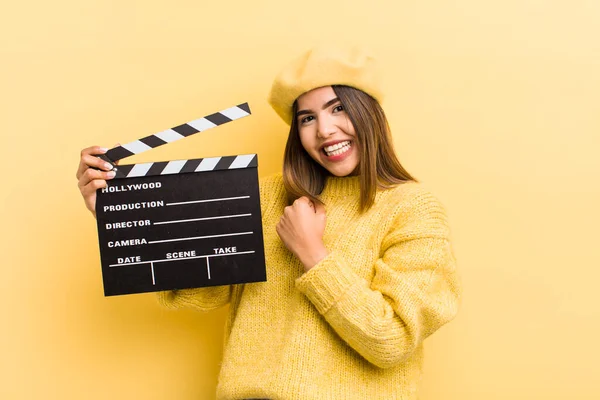 Menina Bastante Hispânico Sentindo Feliz Enfrentando Desafio Celebrando Conceito Cinema — Fotografia de Stock