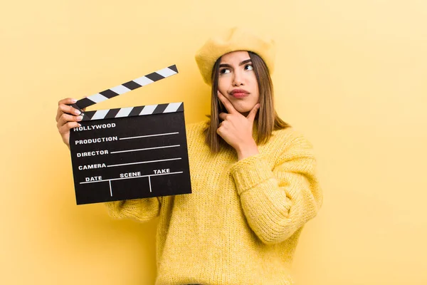 Vacker Latinamerikansk Flicka Tänker Känner Sig Tveksam Och Förvirrad Film — Stockfoto