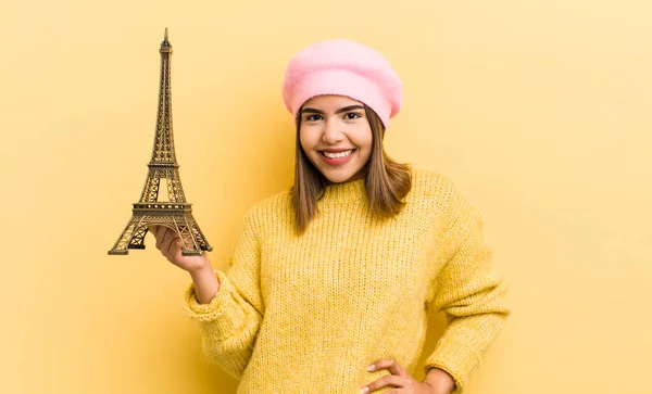 Dość Latynoska Dziewczyna Uśmiechnięta Szczęśliwie Ręką Biodrze Pewnie Koncepcja Paryska — Zdjęcie stockowe