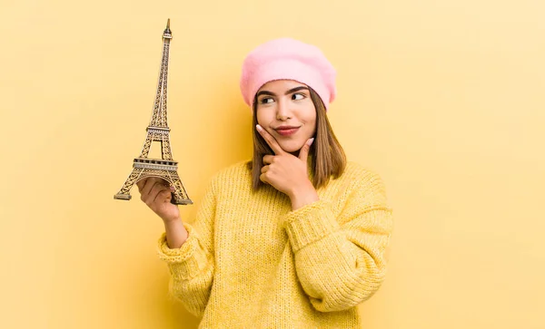 Гарна Іспаномовна Дівчина Посміхається Щасливим Впевненим Виразом Рукою Підборідді Паризька — стокове фото