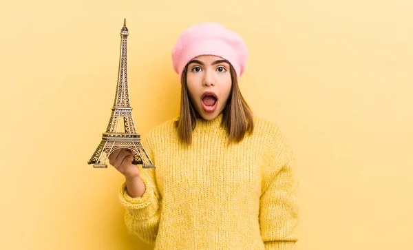 Όμορφη Ισπανίδα Που Δείχνει Σοκαρισμένη Έκπληκτη Έννοια Paris — Φωτογραφία Αρχείου