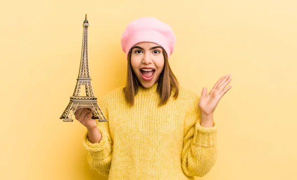 Довольно Латиноамериканка Чувствует Себя Счастливой Поражена Невероятным Концепция Paris — стоковое фото