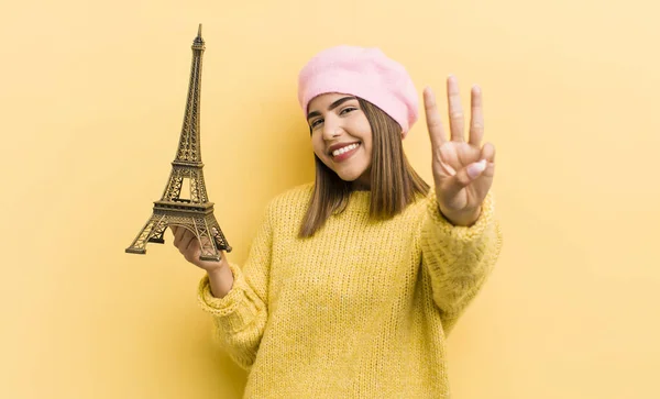 Гарна Іспаномовна Дівчина Посміхається Виглядає Доброзичливо Показуючи Номер Три Паризька — стокове фото