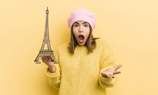 Довольно Латиноамериканка Изумлена Шокирована Поражена Невероятным Сюрпризом Концепция Paris — стоковое фото