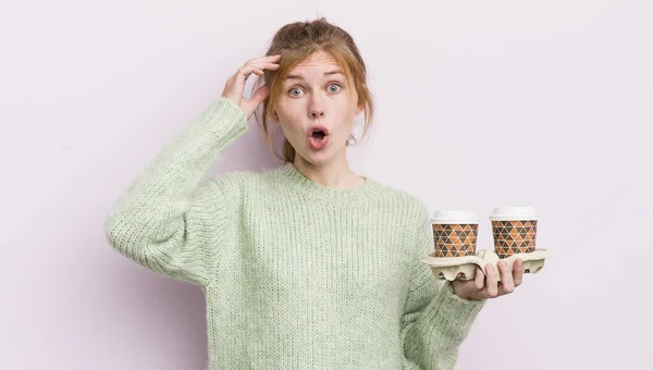 Zrzka Hezká Dívka Vypadá Šťastně Ohromeně Překvapeně Odnést Kávu Koncept — Stock fotografie