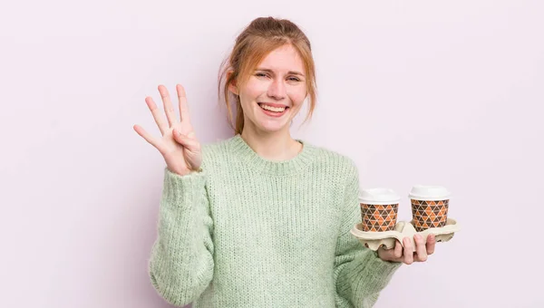 Roodharige Mooie Meid Glimlachend Vriendelijk Toont Nummer Vier Meeneemt Koffie — Stockfoto