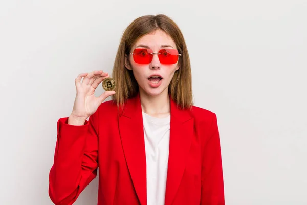 Κοκκινομάλλα Όμορφη Κοπέλα Φαίνεται Πολύ Σοκαρισμένη Έκπληκτη Έννοια Bitcoin — Φωτογραφία Αρχείου