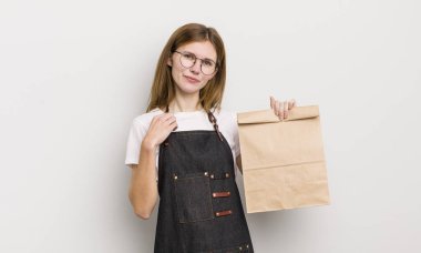 Kızıl saçlı güzel kız kibirli, başarılı, pozitif ve gururlu görünüyor. çalışanı götür.