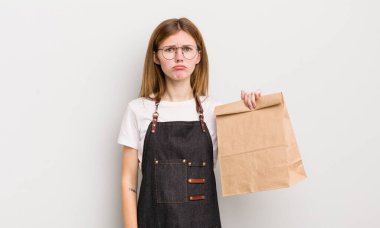 Kızıl saçlı güzel bir kız üzgün ve mızmızlanıyor. Mutsuz bir bakışı var ve ağlıyor. çalışanı götür.