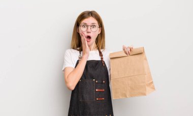 Kızıl saçlı güzel kız şok olmuş ve korkmuş hissediyor. çalışanı götür.