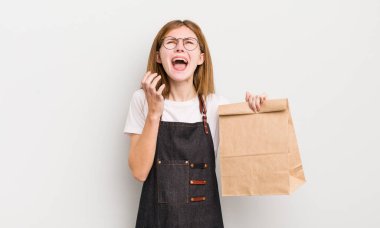 Kızıl saçlı güzel kız umutsuz, hayal kırıklığına uğramış ve stresli görünüyor. çalışanı götür.