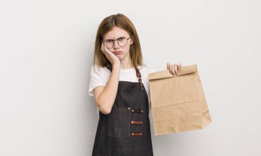 Kızıl saçlı güzel bir kız bıkkın, yorgun ve uykulu hissediyor. çalışanı götür.