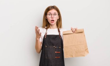 Kızıl saçlı güzel kız çok şaşırmış ve şok olmuş hissediyor. çalışanı götür.