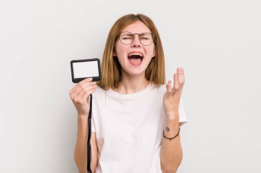 Kızıl saçlı güzel kız umutsuz, hayal kırıklığına uğramış ve stresli görünüyor. VIP geçiş kartı konsepti