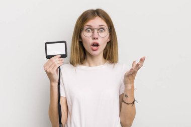 Kızıl saçlı güzel kız çok şaşırmış ve şok olmuş hissediyor. VIP geçiş kartı konsepti