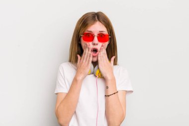 Kızıl saçlı güzel kız şok olmuş ve korkmuş hissediyor. müzik konseptini dinle