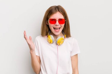Kızıl saçlı güzel kız kendini mutlu hissediyor, bir çözüm ya da fikir bulduğuna şaşırıyor. müzik konseptini dinle