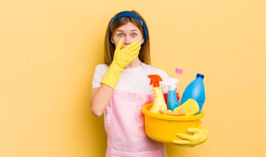 Kızıl saçlı güzel kız elleri ile ağzını kapatıyor. kahya konsepti