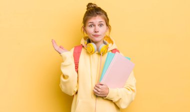 Kızıl saçlı güzel kız şaşkın, şaşkın ve şüpheci hissediyor. öğrenci konsepti