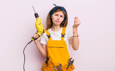 Kızıl saçlı güzel kız kapiş ya da para hareketi yapıyor, sana ödemeni söylüyor. konut yenileme konsepti