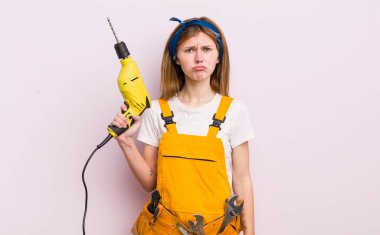 Kızıl saçlı güzel bir kız üzgün ve mızmızlanıyor. Mutsuz bir bakışı var ve ağlıyor. konut yenileme konsepti