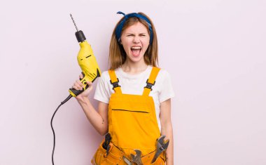 Kızıl saçlı güzel kız agresif bir şekilde bağırıyor, çok kızgın görünüyor. konut yenileme konsepti