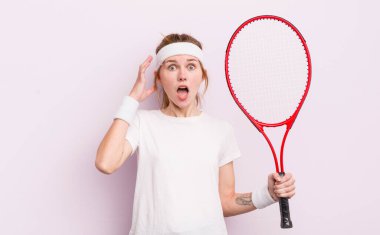 Kızıl saçlı güzel kız ellerini havaya kaldırarak çığlık atıyor. tenis konsepti