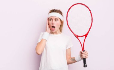 Kızıl saçlı güzel kız mutlu, heyecanlı ve şaşırmış hissediyor. tenis konsepti