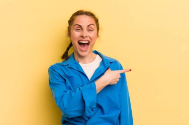 Genç ve güzel bir kadın heyecanlı ve şaşırmış görünüyor.