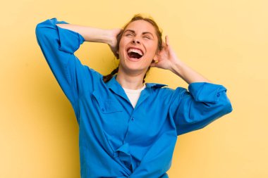 Genç ve güzel bir kadın gülümsüyor ve rahatlıyor, tatmin oluyor ve kaygısız, neşeli ve rahatlatıcı.