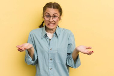 Genç ve güzel bir kadın bilgisiz ve kafası karışık, hangi seçeneği seçeceğinden emin değil, merak ediyor.