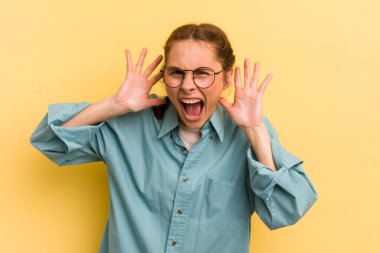Genç, güzel bir kadın panik ya da öfke içinde bağırıyor. Şok olmuş, korkmuş ya da öfkeli. Elleri başının yanında.