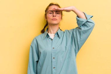 Genç ve güzel bir kadın saygı göstererek, onur ve vatanseverlik adına kameraya selam veriyor.