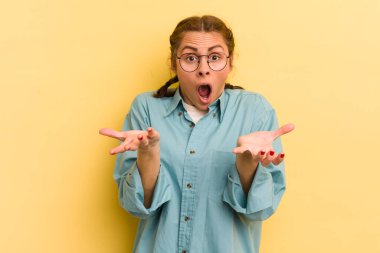 Genç ve güzel bir kadın son derece şaşkın ve şaşırmış, endişeli ve panik içinde, stresli ve dehşete kapılmış bir bakışla