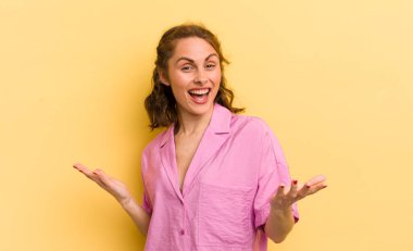 Genç, güzel bir kadın mutlu, kibirli, gururlu ve kendinden memnun görünüyor.