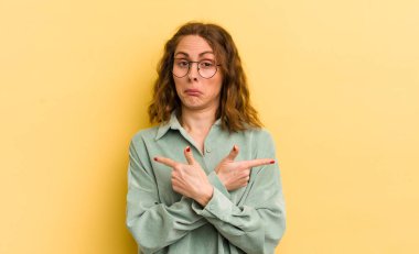 Kafası karışmış, güvensiz ve şüpheyle zıt yönlere bakan güzel bir kadın.