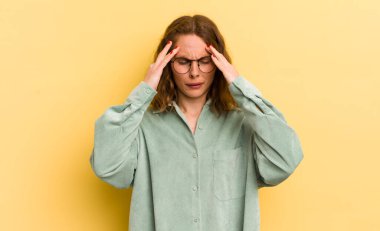 Genç ve güzel bir kadın stresli ve hayal kırıklığına uğramış görünüyor. Baskı altında çalışıyor ve sorunlarla boğuşuyor.